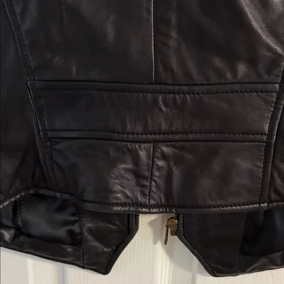 Vintage Wilsons Pelle Studio Women's Sleek Black Leather Vest - size Medium - Picture 6 of 10